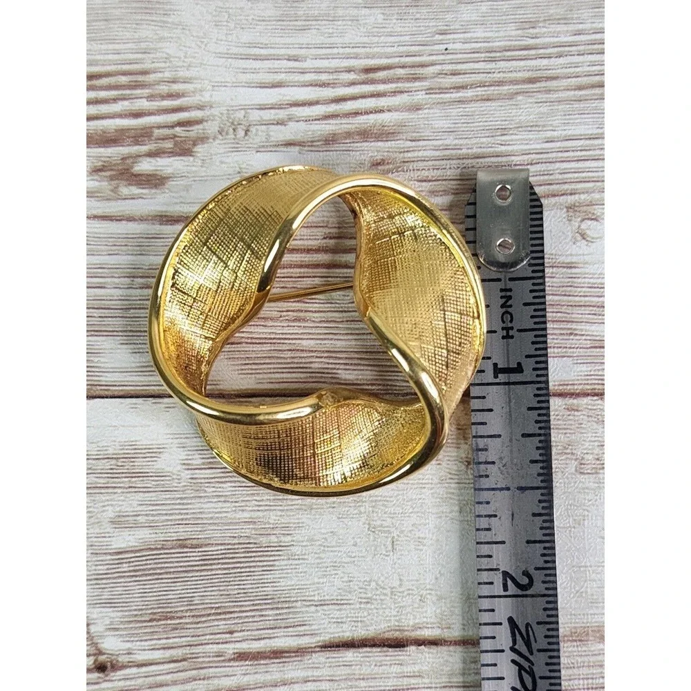 Vintage Napier Brooch Pin Gold Tone Textured Ribbon Wreath Costume Jewelry‎